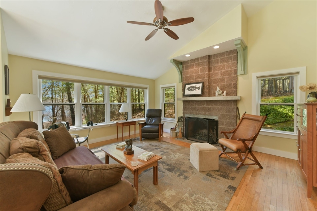 Falmouth, Massachusetts 02536, United States, 5 Bedrooms Bedrooms, ,3 BathroomsBathrooms,Residential,Pending,114436