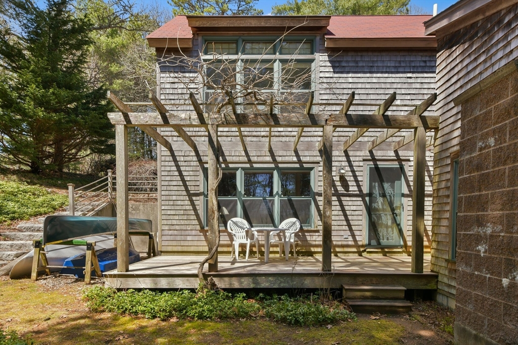 Falmouth, Massachusetts 02536, United States, 5 Bedrooms Bedrooms, ,3 BathroomsBathrooms,Residential,Pending,114436