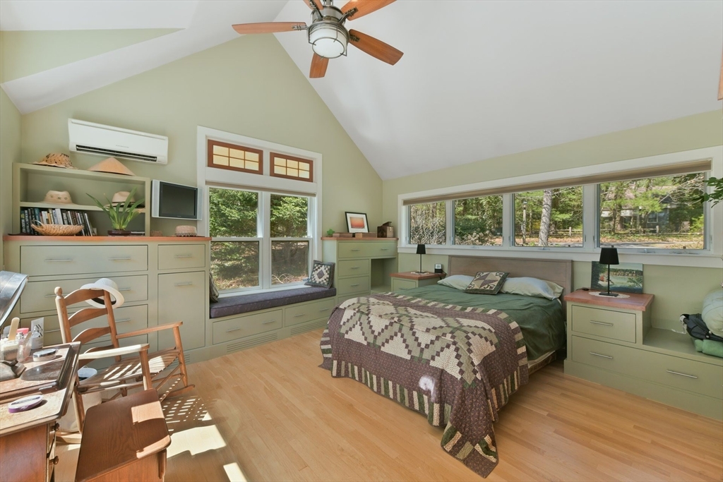 Falmouth, Massachusetts 02536, United States, 5 Bedrooms Bedrooms, ,3 BathroomsBathrooms,Residential,Pending,114436