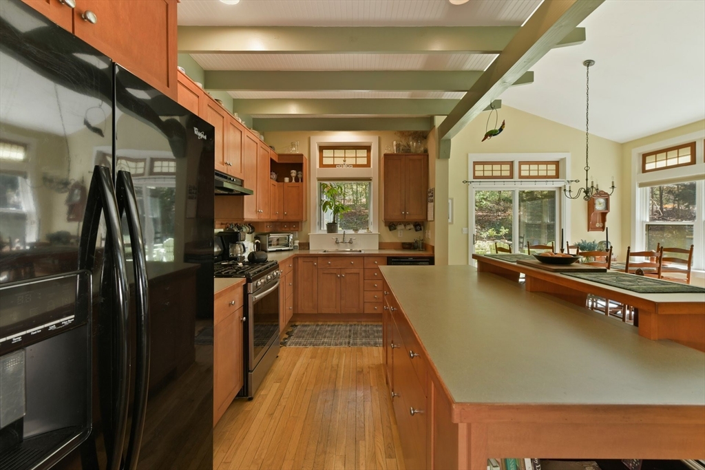 Falmouth, Massachusetts 02536, United States, 5 Bedrooms Bedrooms, ,3 BathroomsBathrooms,Residential,Pending,114436