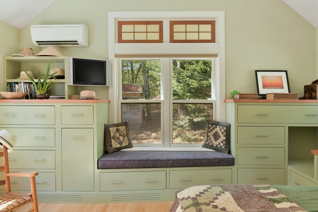 Falmouth, Massachusetts 02536, United States, 5 Bedrooms Bedrooms, ,3 BathroomsBathrooms,Residential,Pending,114436