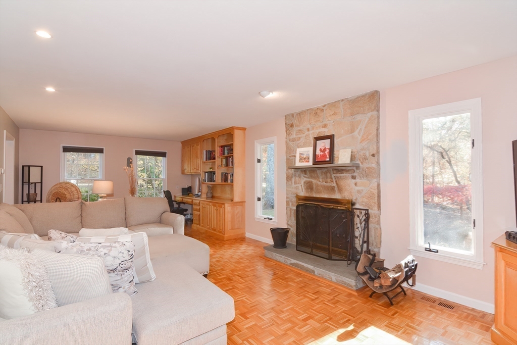 Upton, Massachusetts 01568, United States, 4 Bedrooms Bedrooms, ,3 BathroomsBathrooms,Residential,Active,37198