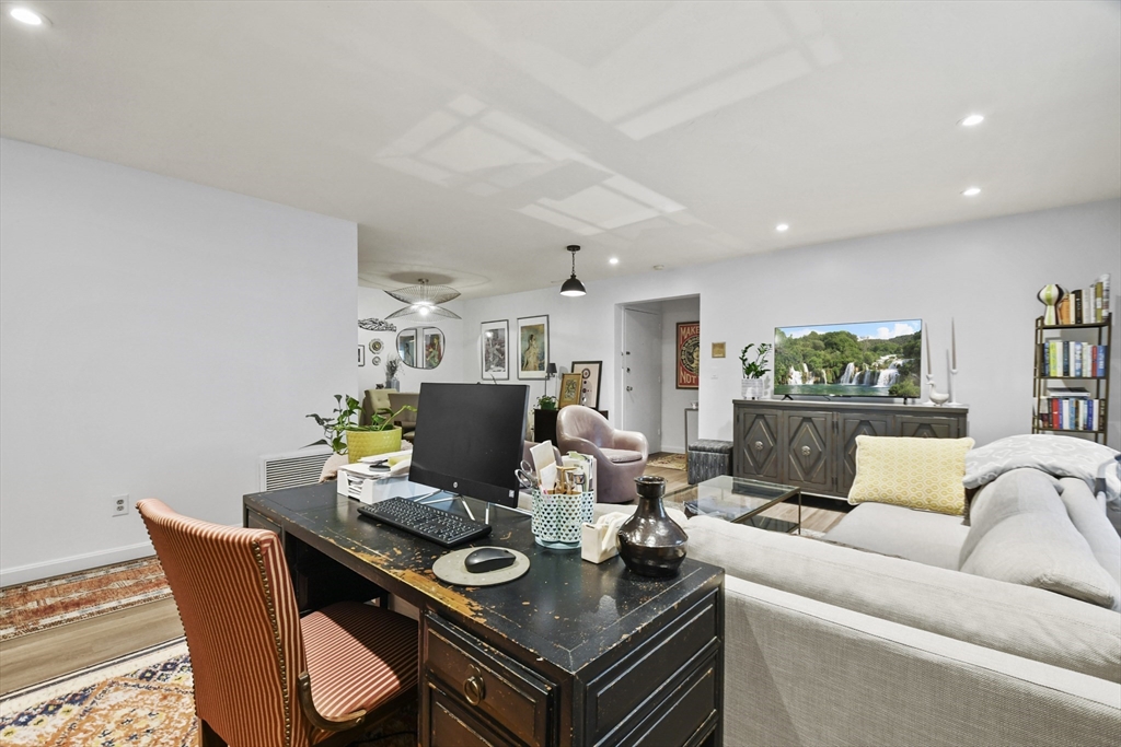 6 Thayer Pond Dr 11