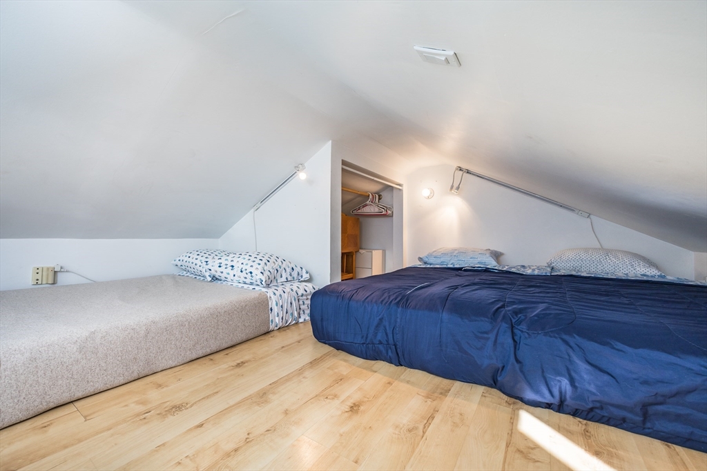 953 Commercial St 14