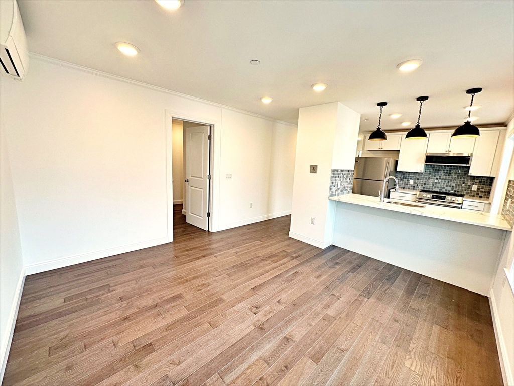 33 Leyden St 6