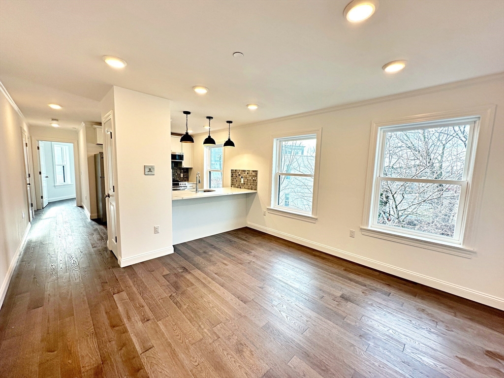 33 Leyden St 6