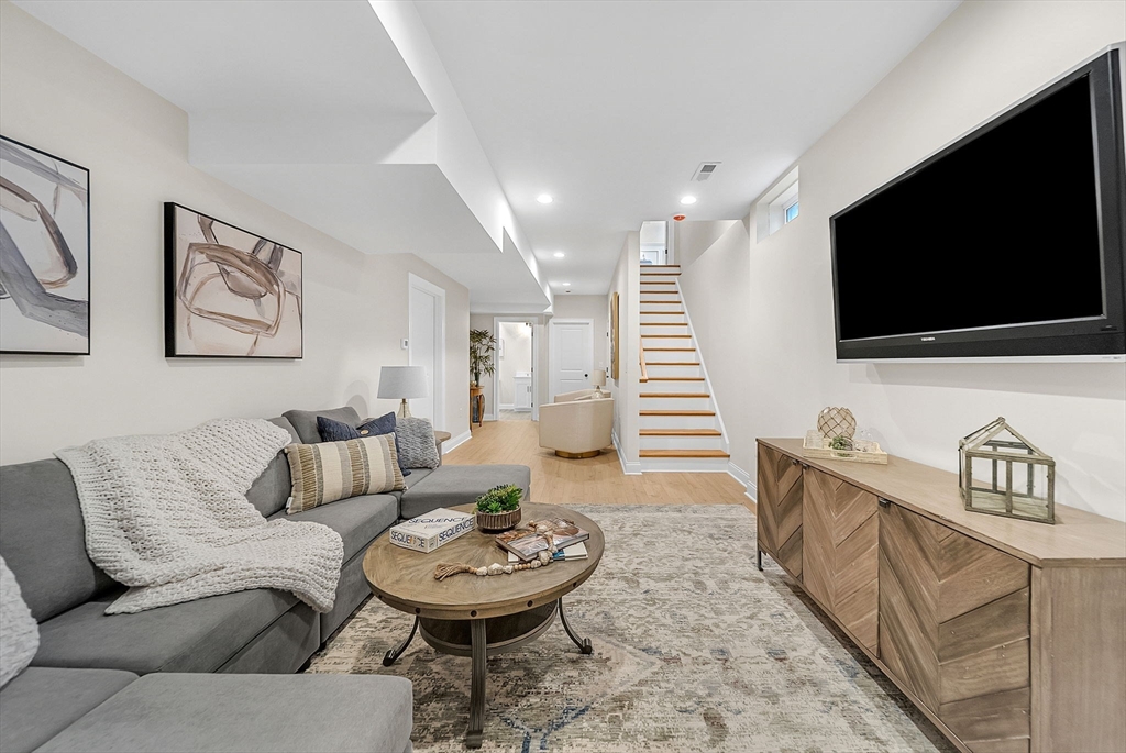 Needham, Massachusetts 02492, United States, 4 Bedrooms Bedrooms, ,5 BathroomsBathrooms,Residential,Active,238965