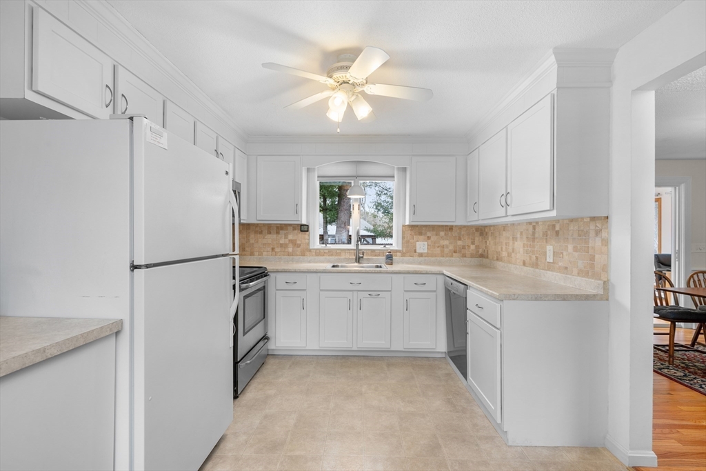 Barnstable, Massachusetts 02632, United States, 2 Bedrooms Bedrooms, ,3 BathroomsBathrooms,Residential,Active,96124