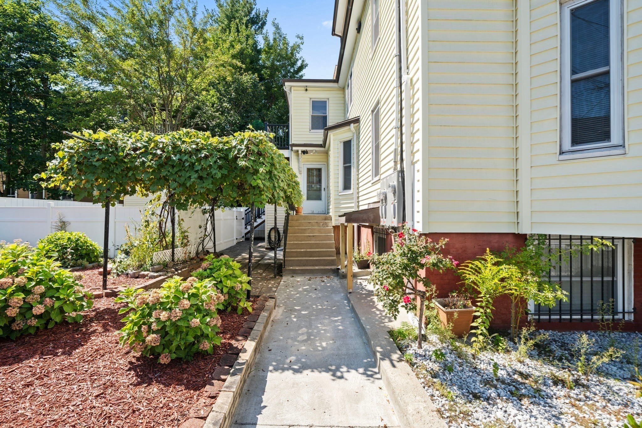 29 Hanson St 1, Somerville MA 02143