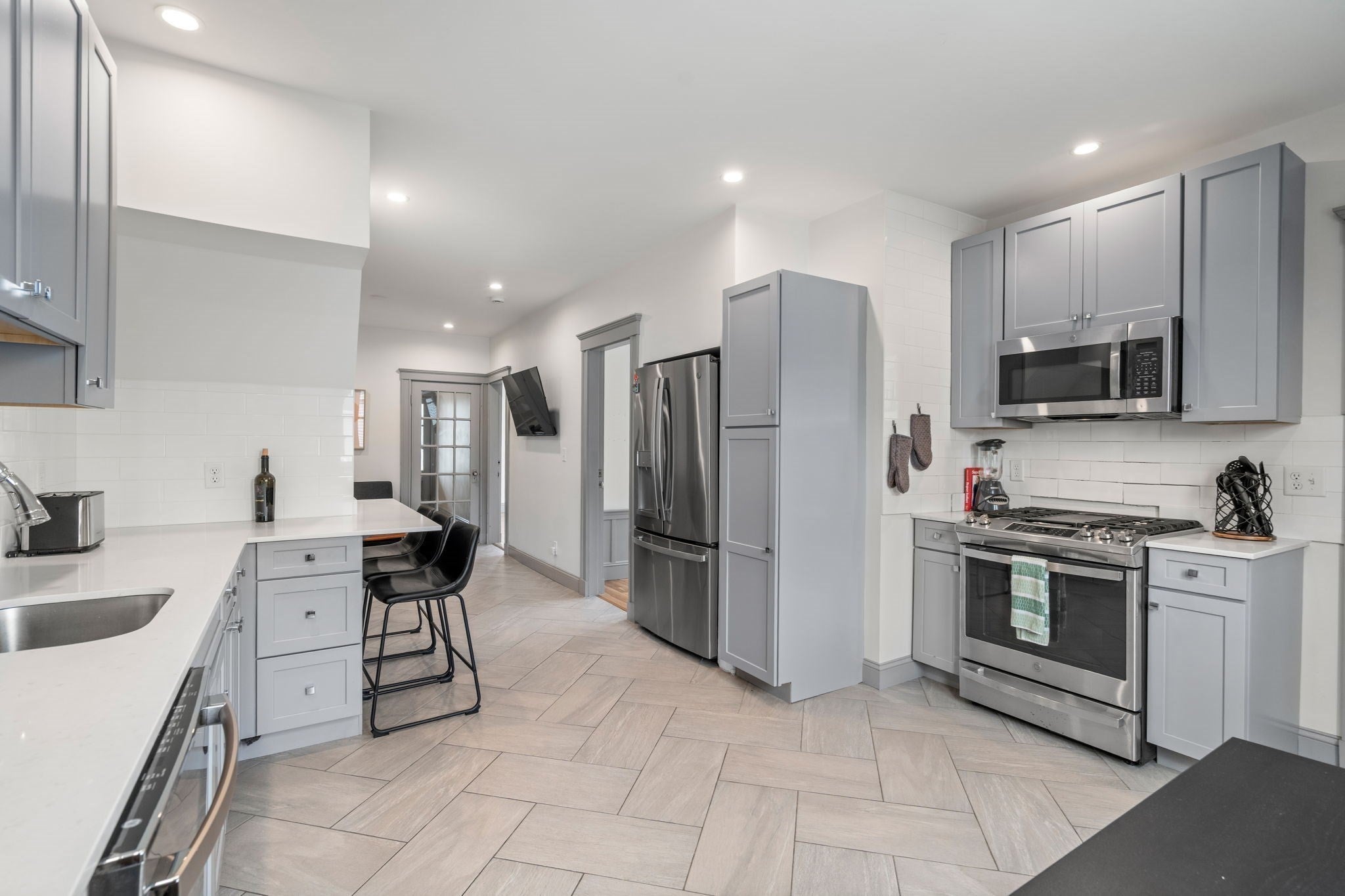 588 Gallivan Blvd