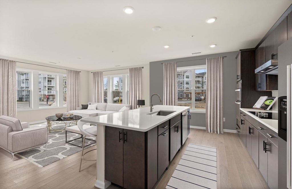 8 Peters Farm Way 401