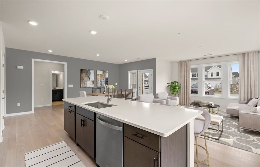 8 Peters Farm Way 401