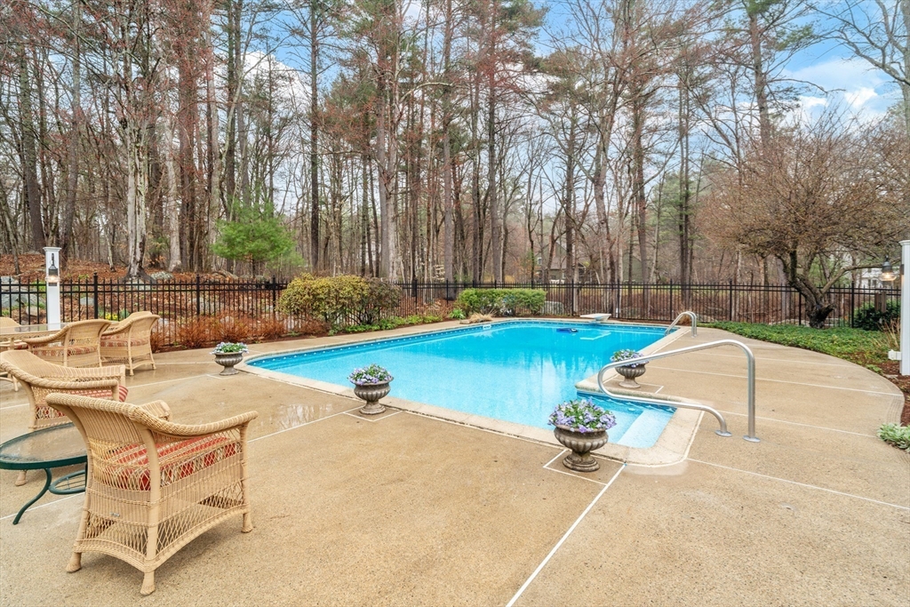 Norfolk, Massachusetts 02056, United States, 4 Bedrooms Bedrooms, ,3 BathroomsBathrooms,Residential,Pending,106956