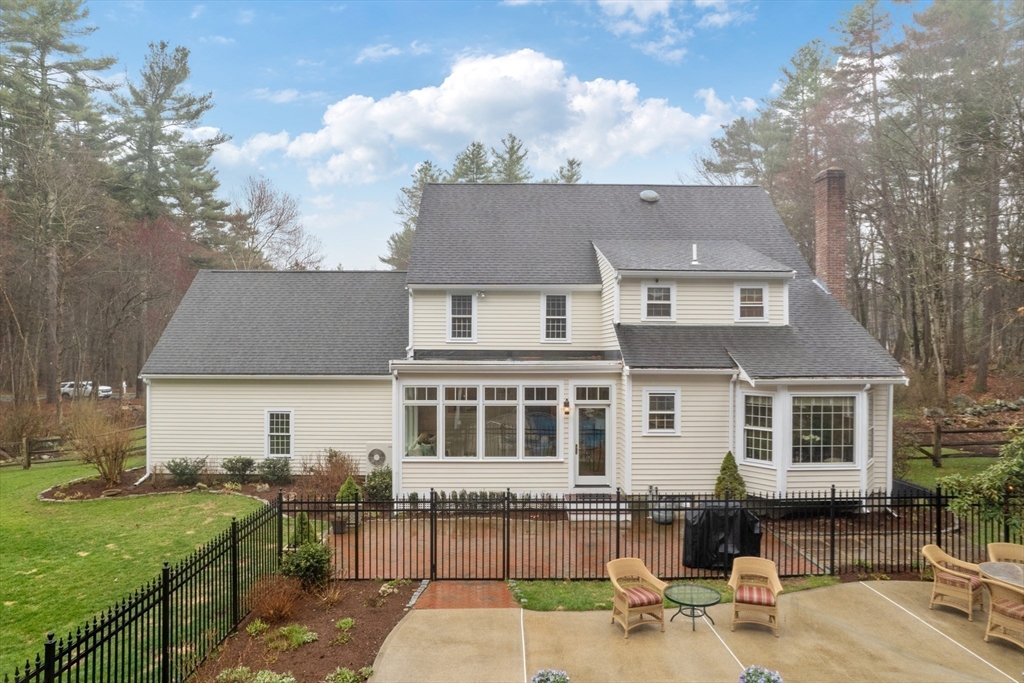 Norfolk, Massachusetts 02056, United States, 4 Bedrooms Bedrooms, ,3 BathroomsBathrooms,Residential,Pending,106956