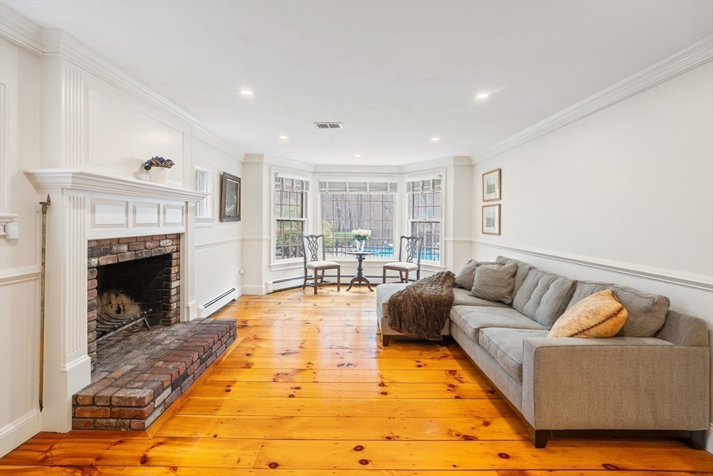 Norfolk, Massachusetts 02056, United States, 4 Bedrooms Bedrooms, ,3 BathroomsBathrooms,Residential,Pending,106956