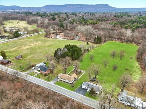 16 Pomeroy Meadow Rd Easthampton MA 01027