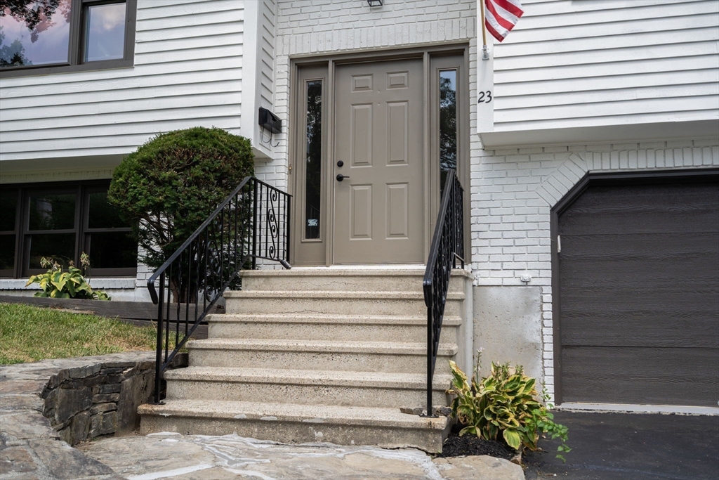 23 Whitten St