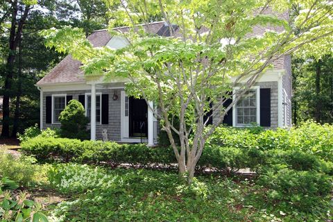 18 Periwinkle Ln Mashpee MA 02649
