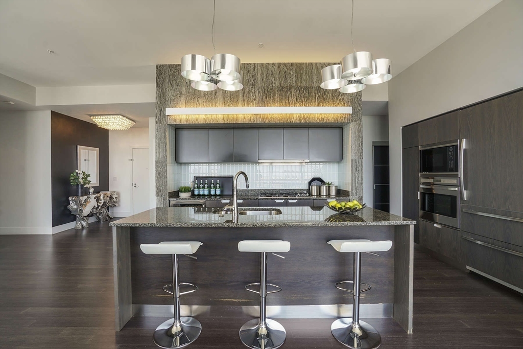 110 Stuart St PH3
