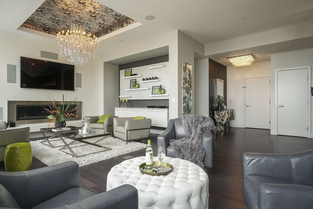 110 Stuart St PH3
