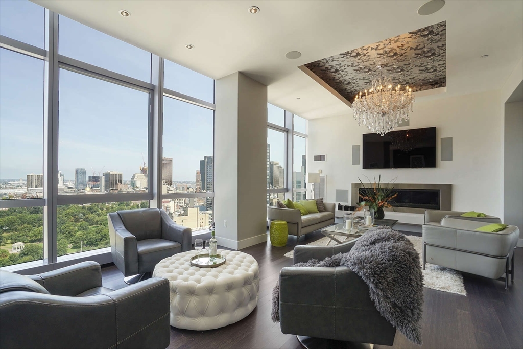 110 Stuart St PH3