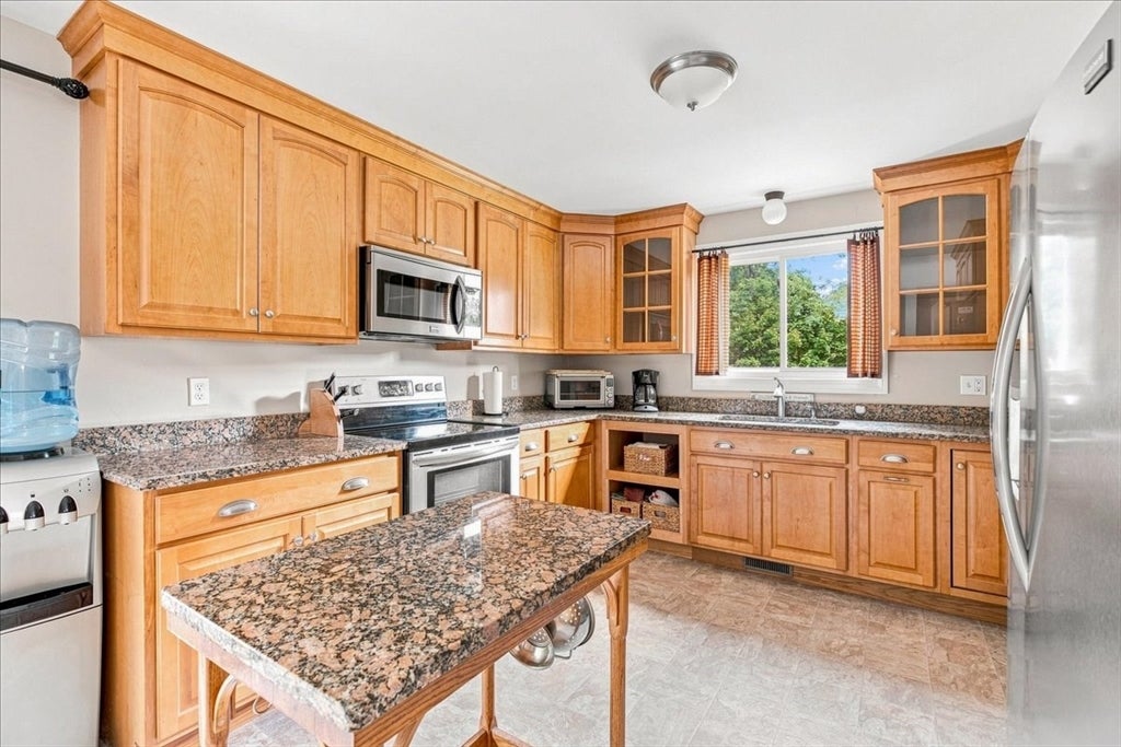 3 Charbonneau Ave, Lakeville, MA Photo #10