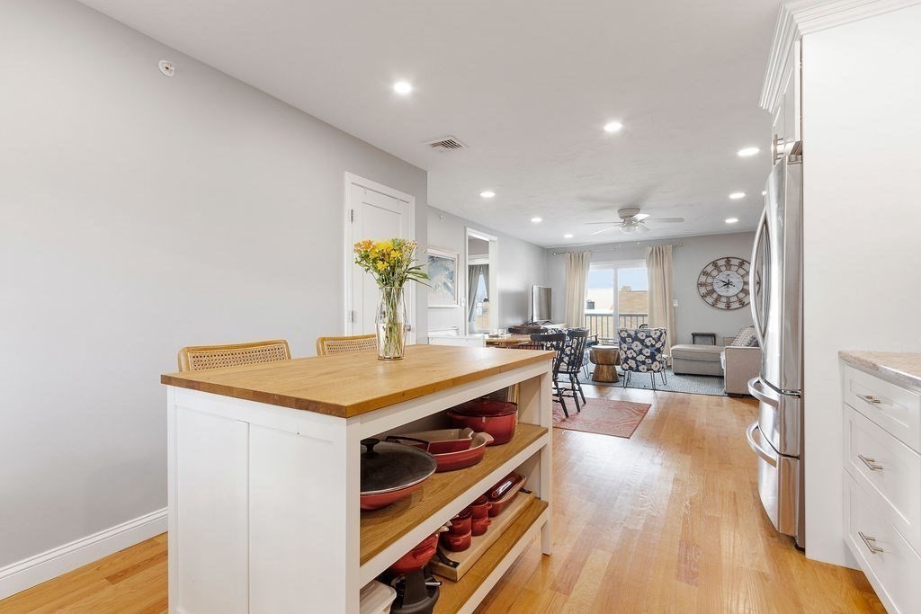 Weymouth, Massachusetts 02190, United States, 2 Bedrooms Bedrooms, ,1 BathroomBathrooms,Residential,Pending,78295