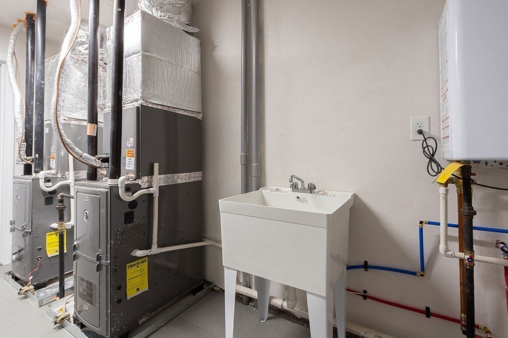 Weymouth, Massachusetts 02190, United States, 2 Bedrooms Bedrooms, ,1 BathroomBathrooms,Residential,Pending,78295