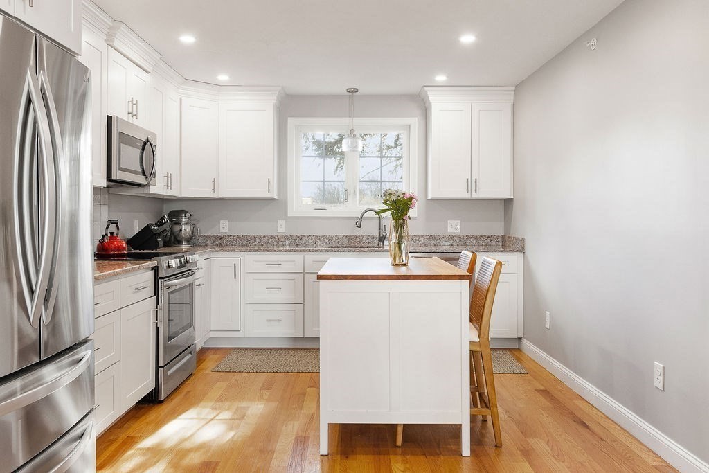 Weymouth, Massachusetts 02190, United States, 2 Bedrooms Bedrooms, ,1 BathroomBathrooms,Residential,Pending,78295