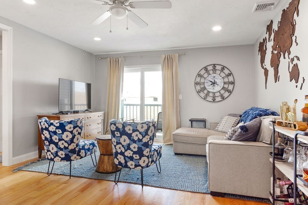 Weymouth, Massachusetts 02190, United States, 2 Bedrooms Bedrooms, ,1 BathroomBathrooms,Residential,Pending,78295