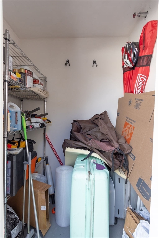 Weymouth, Massachusetts 02190, United States, 2 Bedrooms Bedrooms, ,1 BathroomBathrooms,Residential,Pending,78295