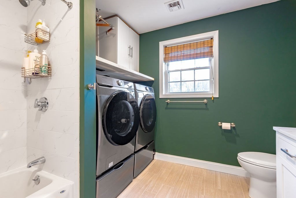 Weymouth, Massachusetts 02190, United States, 2 Bedrooms Bedrooms, ,1 BathroomBathrooms,Residential,Pending,78295