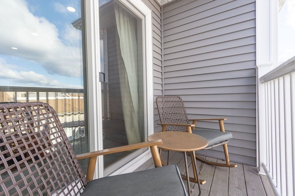 Weymouth, Massachusetts 02190, United States, 2 Bedrooms Bedrooms, ,1 BathroomBathrooms,Residential,Pending,78295