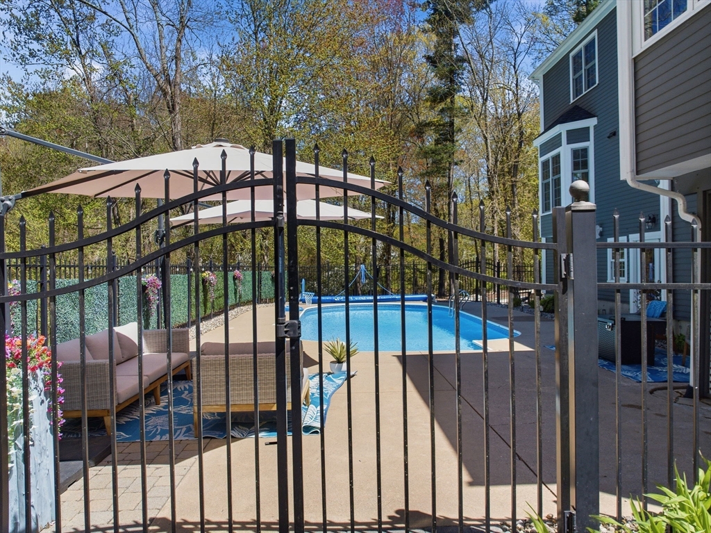 4 Fieldstone Ct, Grafton, MA Photo #6