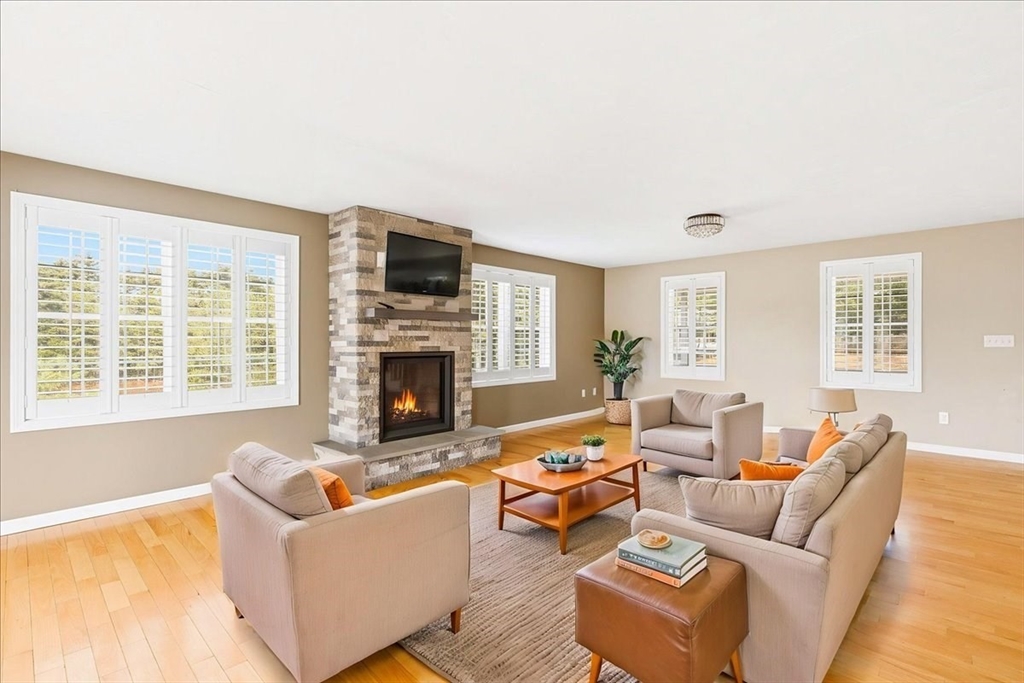 10 Jonathan Ln