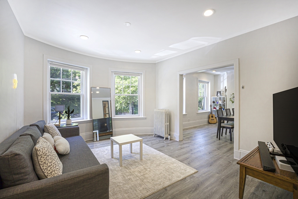 12 Colbourne Crescent 1