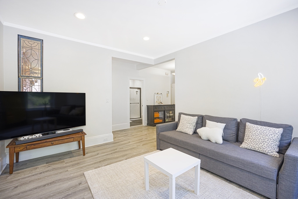 12 Colbourne Crescent 1