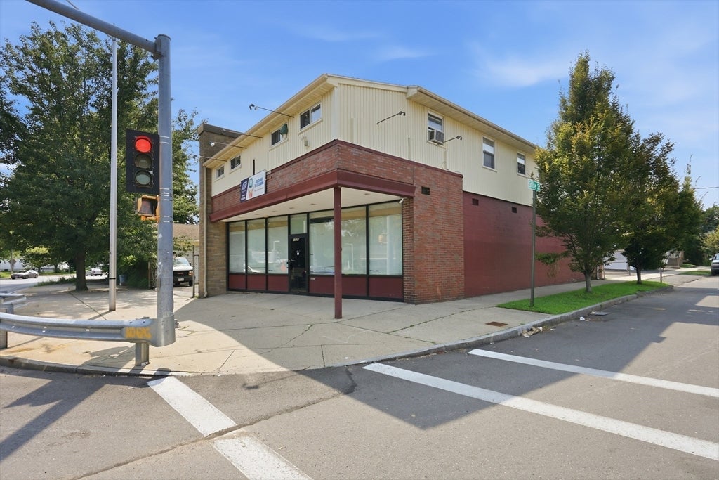 1036 Chicopee St