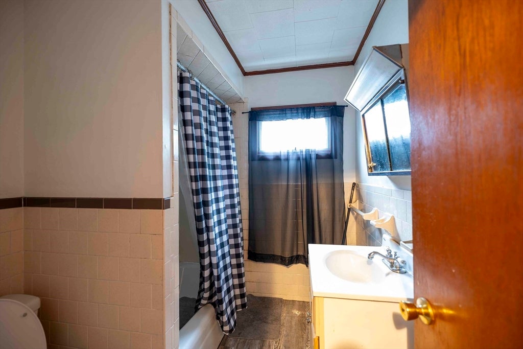 610 Bradford Ave, Fall River, MA Photo #10
