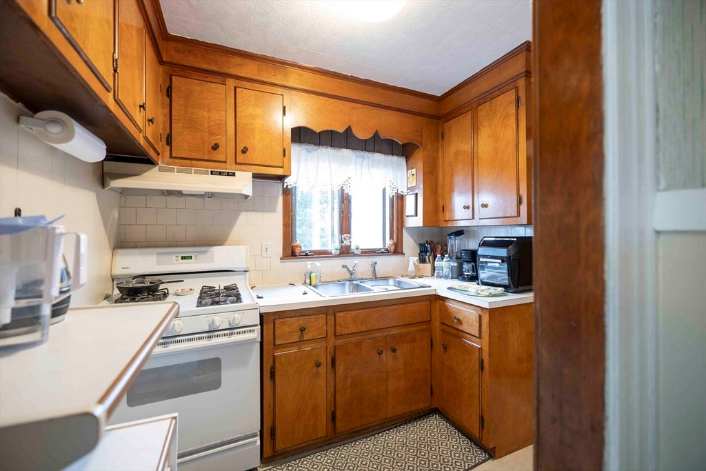 610 Bradford Ave, Fall River, MA Photo #14