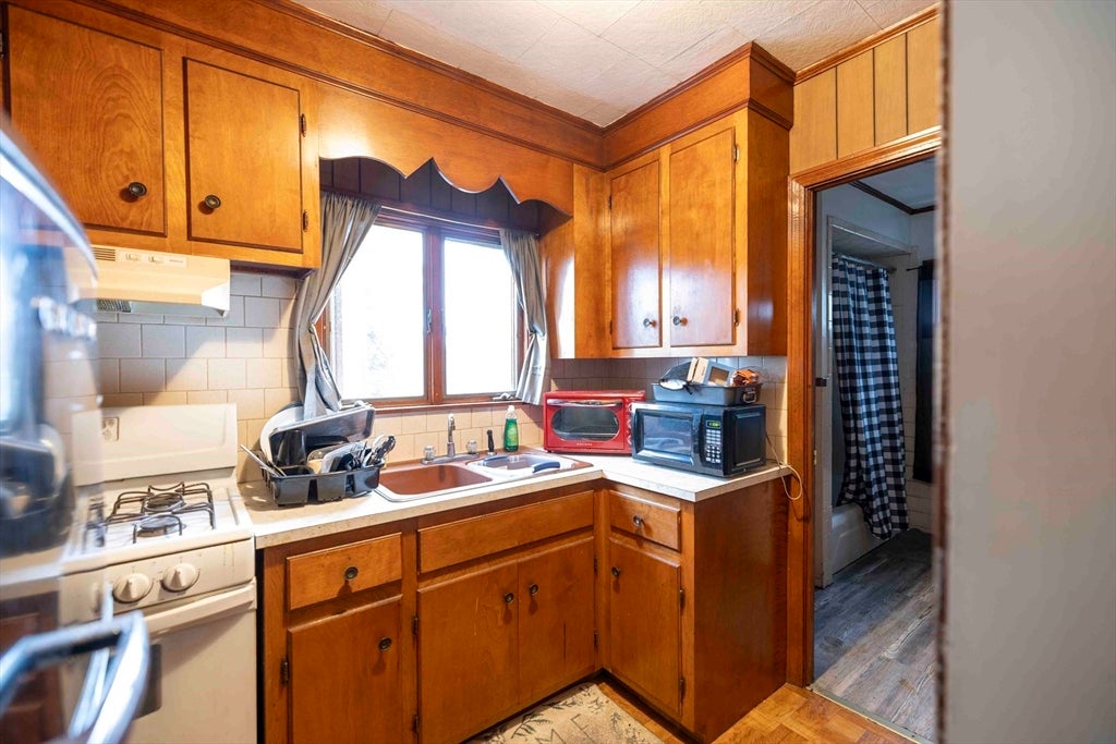 610 Bradford Ave, Fall River, MA Photo #9