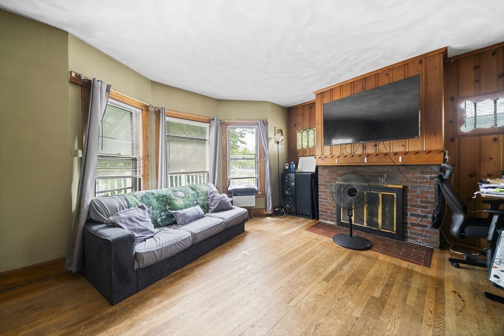 363 White St