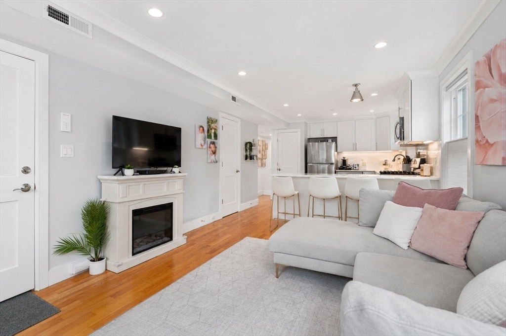 652 Hyde Park Ave. 2R