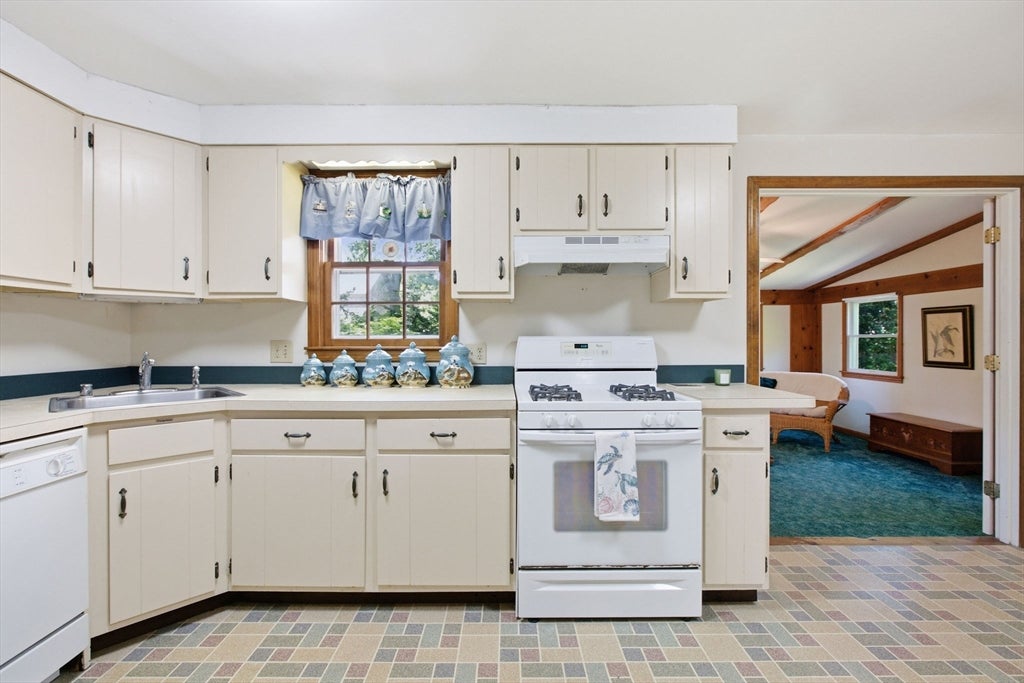 38 Mcnamara Rd, Yarmouth, MA, 38 Mcnamara Rd, Yarmouth, MA Photo #7