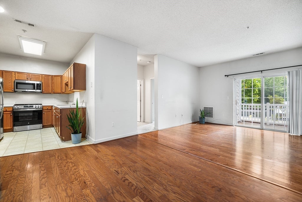 21 Hampshire Road #105, Methuen, MA Photo #2
