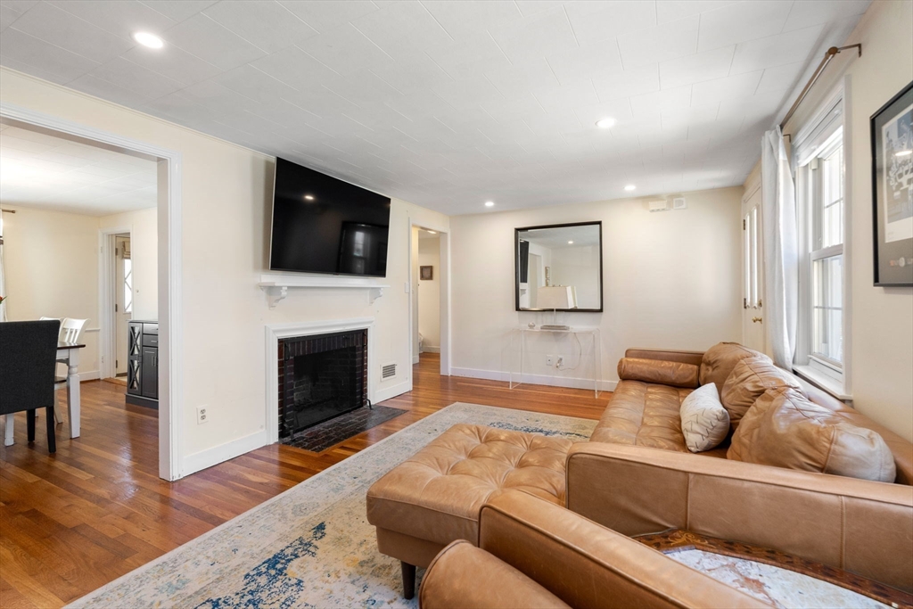 54 Bromfield St