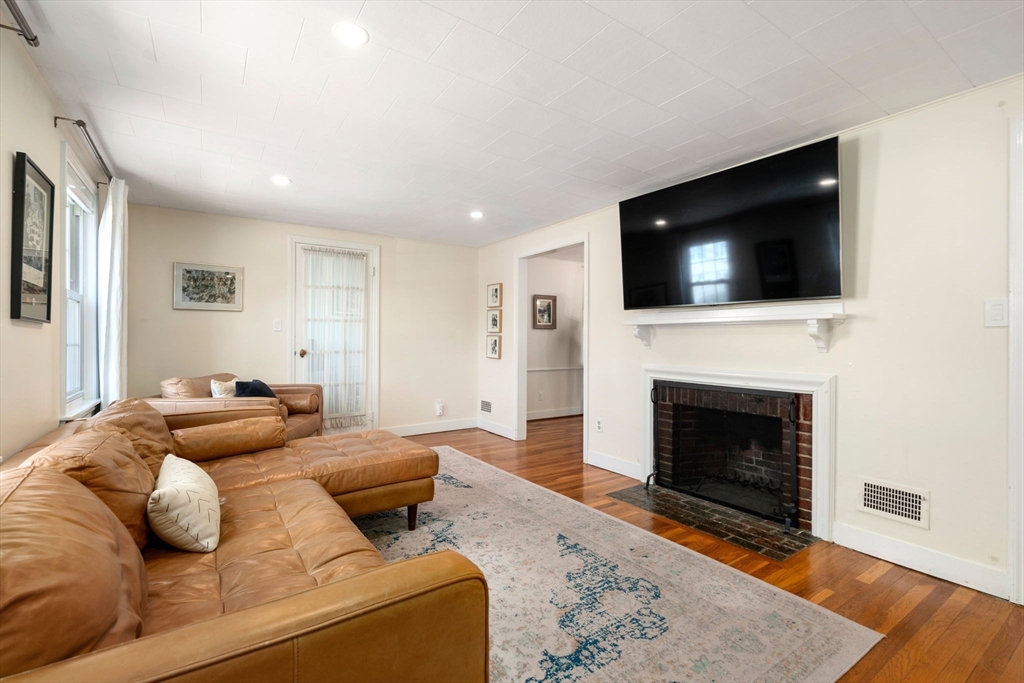 54 Bromfield St