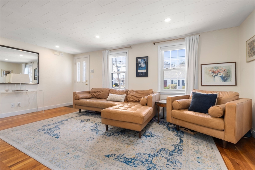 54 Bromfield St