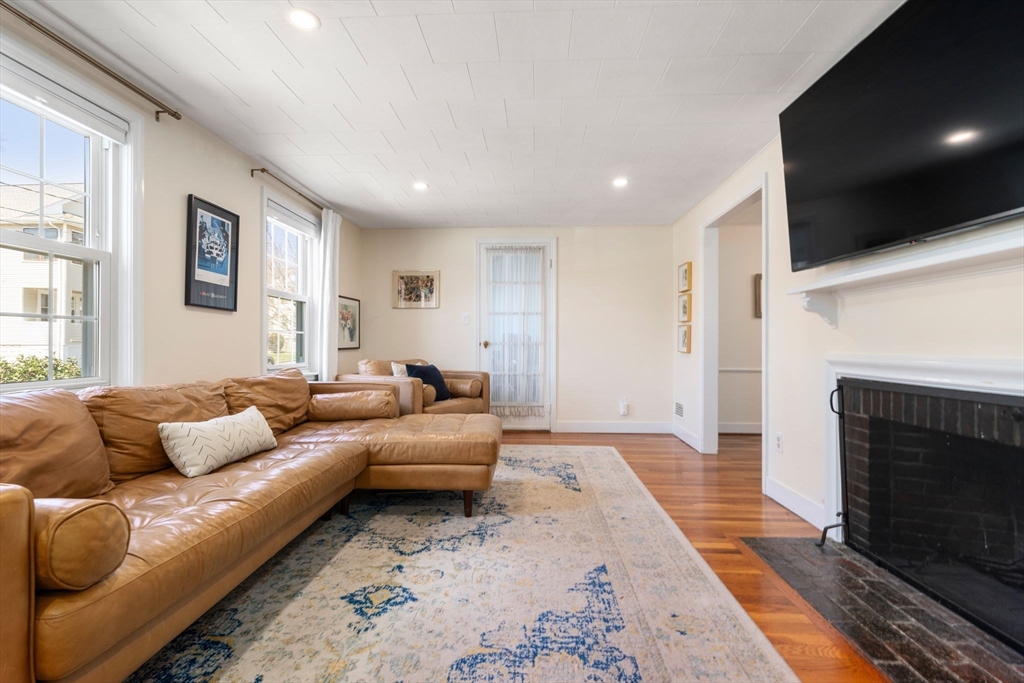 54 Bromfield St