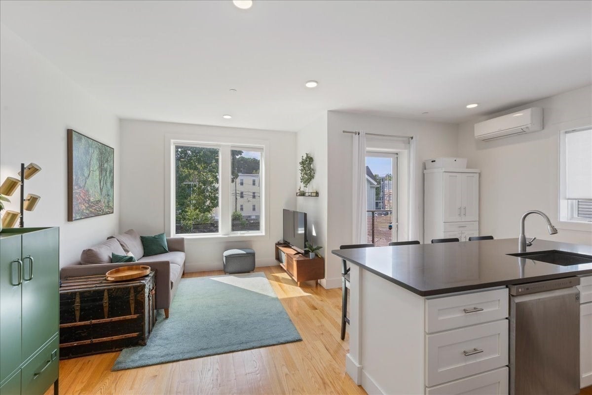 38 Colonial Ave #2, Boston, MA Photo #4
